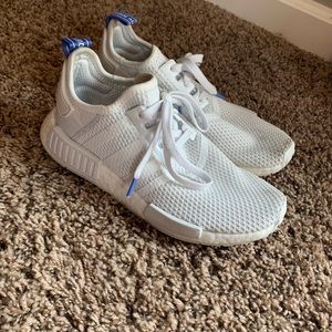 Womans white NMD R1 adidas tennis shoes.